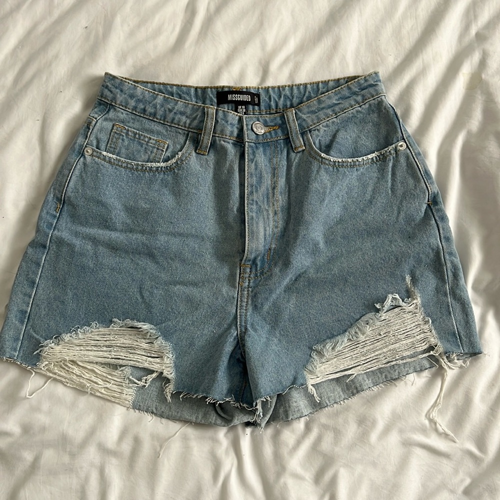 Misguided High Wasted Denim Shorts in light wash, US Size 6. brand new with tags